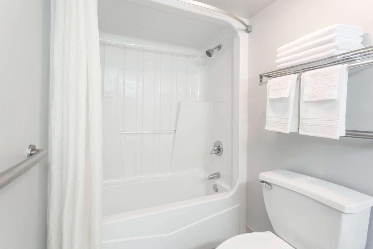 King Room - Second Floor/Non-Smoking at Super 8 by Wyndham Adel GA I-75