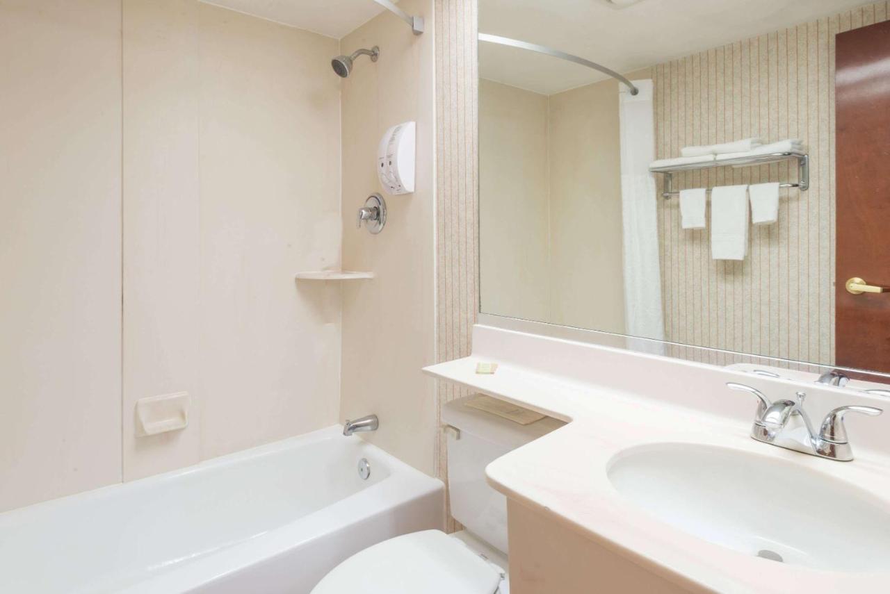 | Super 8 by Wyndham West Greenwich/Providence