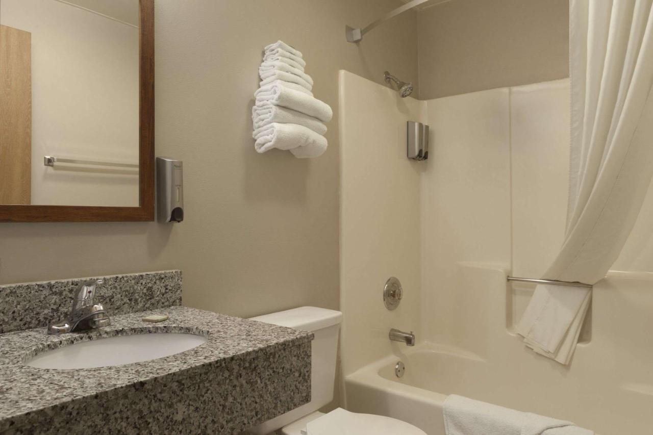 | Super 8 by Wyndham Bridgeview/Chicago Area