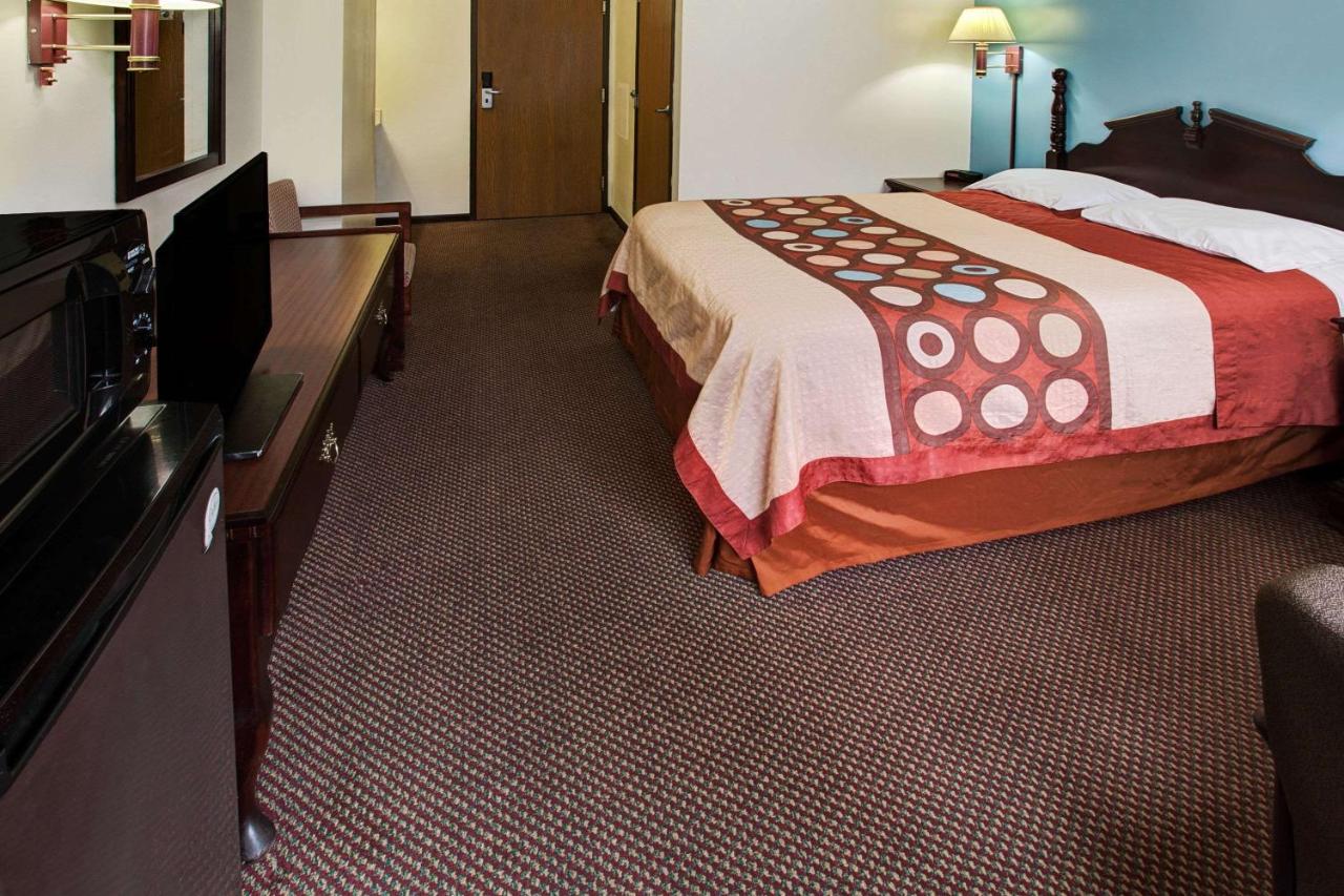 Queen Room - Non-Smoking at Super 8 by Wyndham Heath/Newark