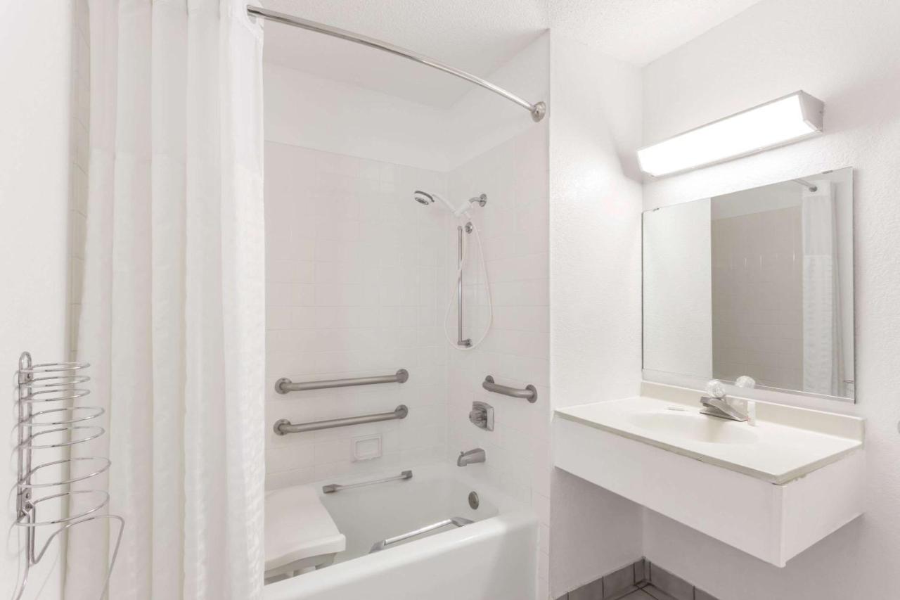 | Super 8 by Wyndham Mundelein/Libertyville Area