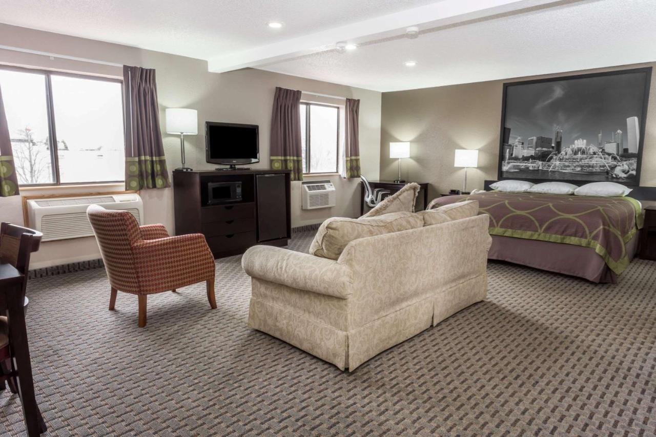 | Super 8 by Wyndham Mundelein/Libertyville Area