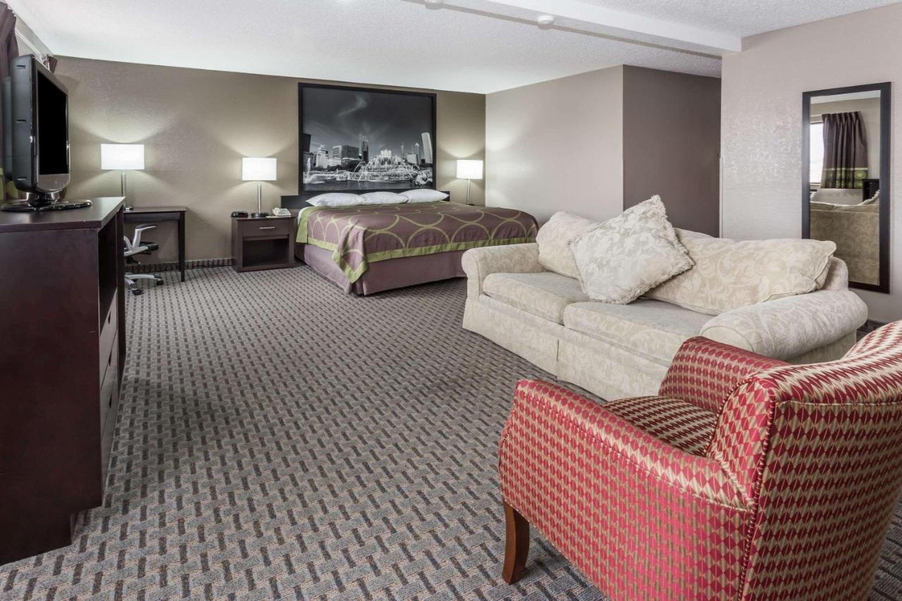 | Super 8 by Wyndham Mundelein/Libertyville Area