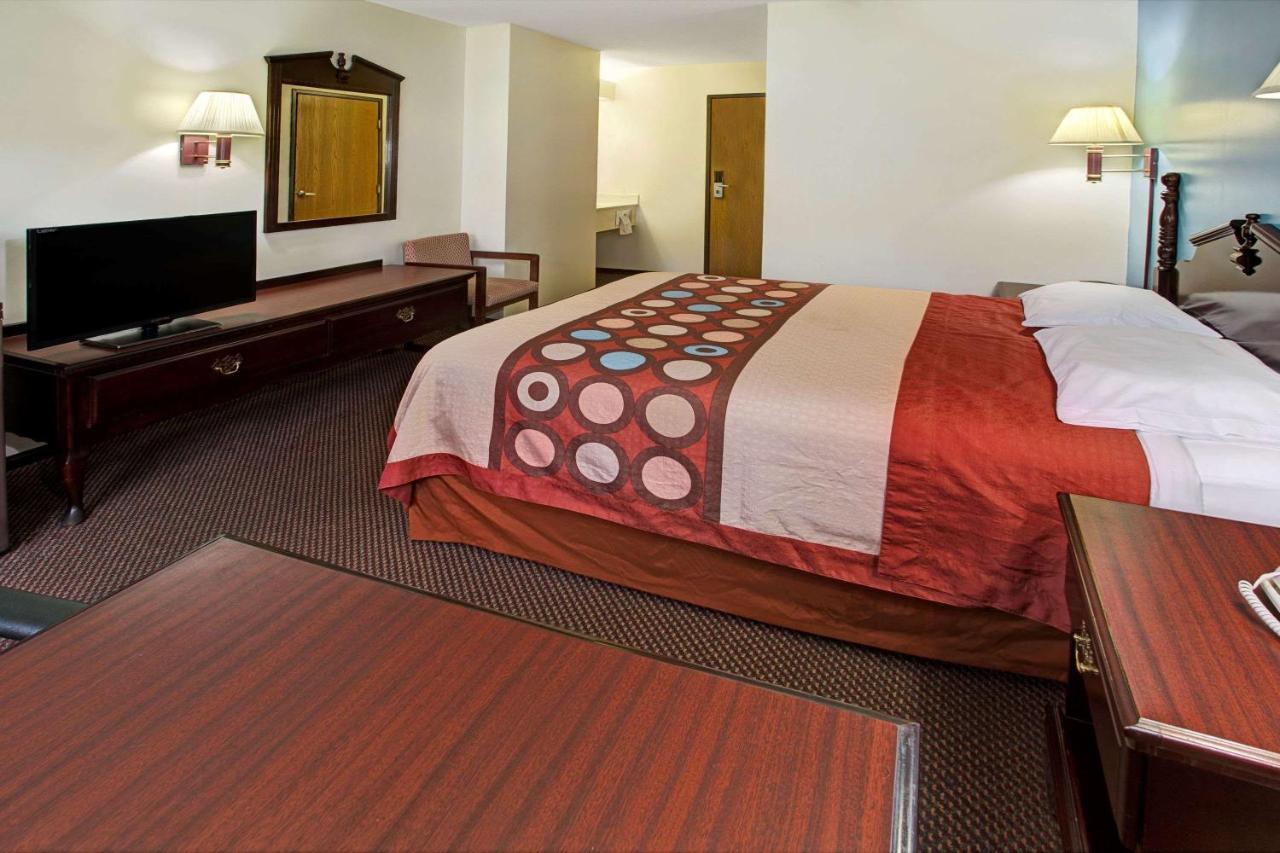 Queen Room - Non-Smoking at Super 8 by Wyndham Heath/Newark