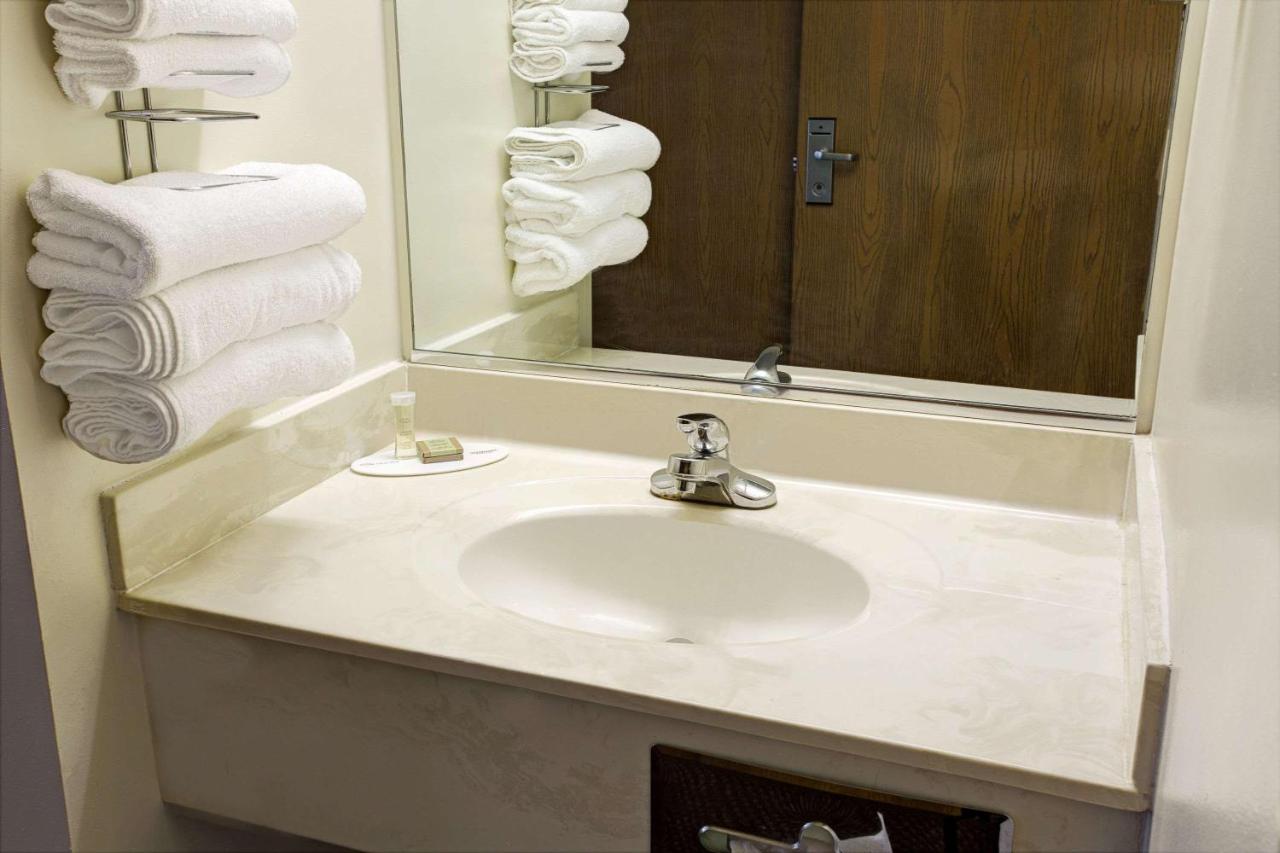 Queen Room - Non-Smoking at Super 8 by Wyndham Heath/Newark
