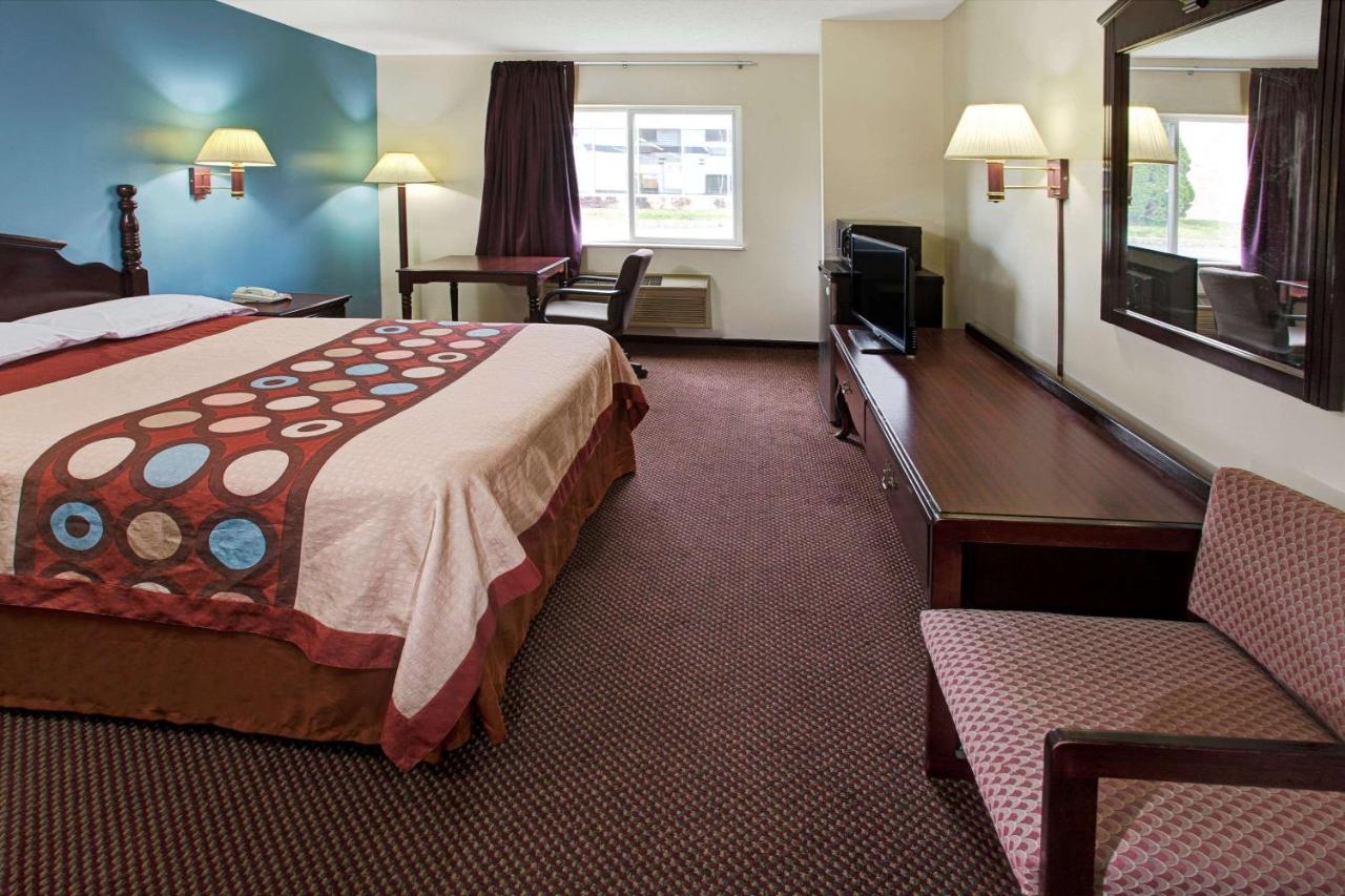 Queen Room - Non-Smoking at Super 8 by Wyndham Heath/Newark