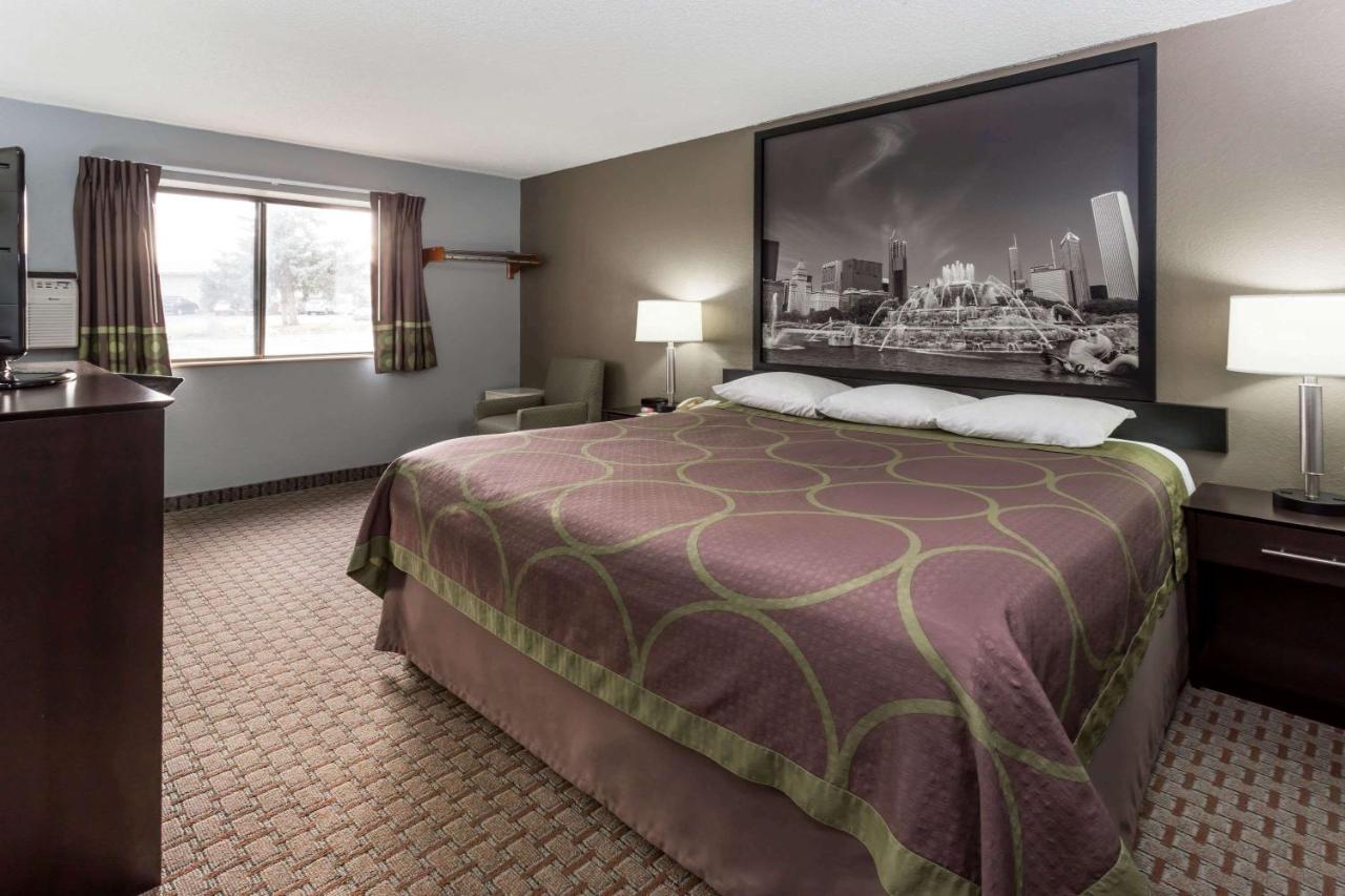 | Super 8 by Wyndham Mundelein/Libertyville Area