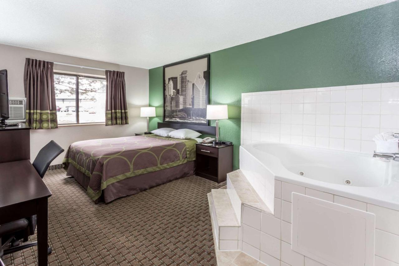 | Super 8 by Wyndham Mundelein/Libertyville Area
