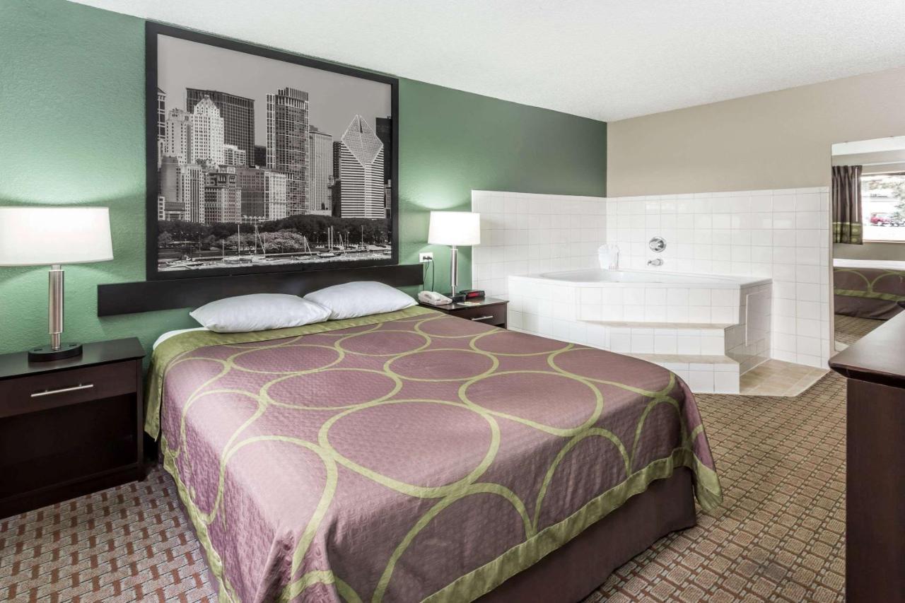 | Super 8 by Wyndham Mundelein/Libertyville Area