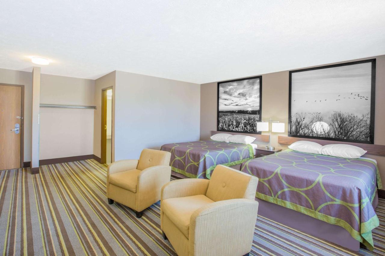 1 Queen and 2 Double Beds, Studio Suite, Non-Smoking at Super 8 by Wyndham Hastings