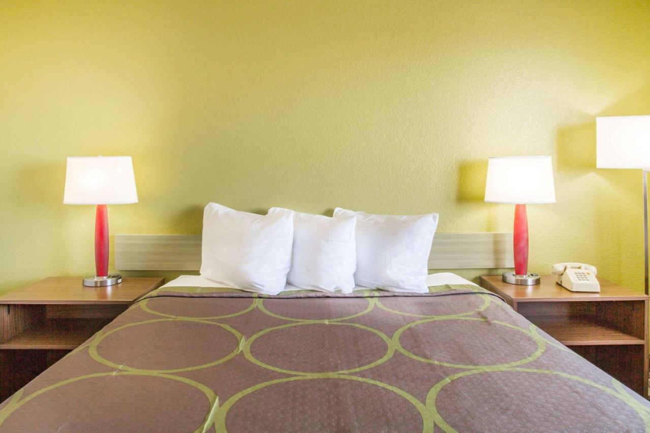 Queen Room - Non-Smoking at Super 8 by Wyndham Kingman