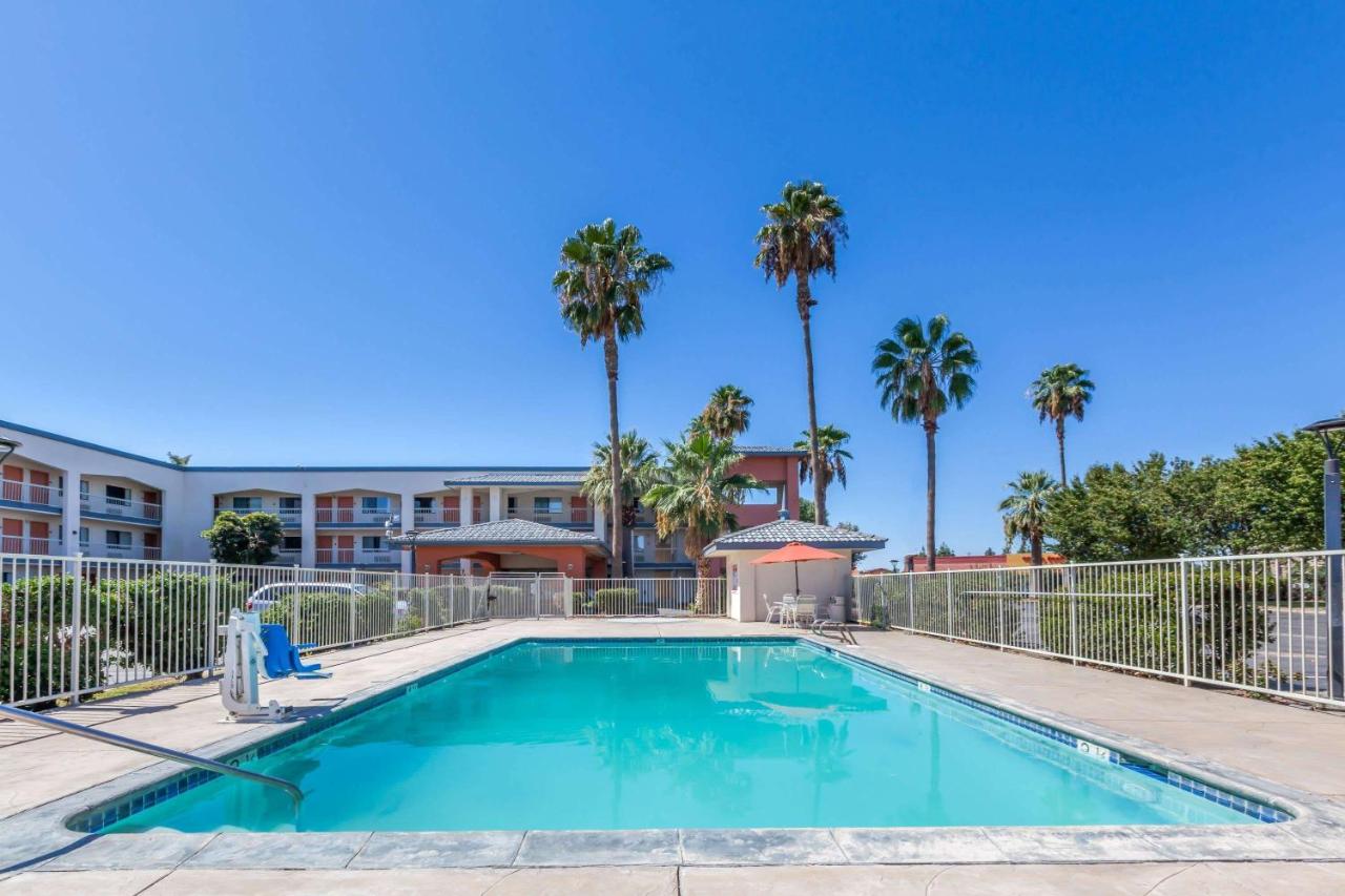  | Super 8 by Wyndham Bakersfield/Central