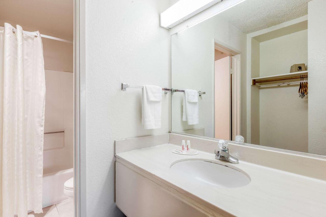  | Super 8 by Wyndham Bakersfield/Central