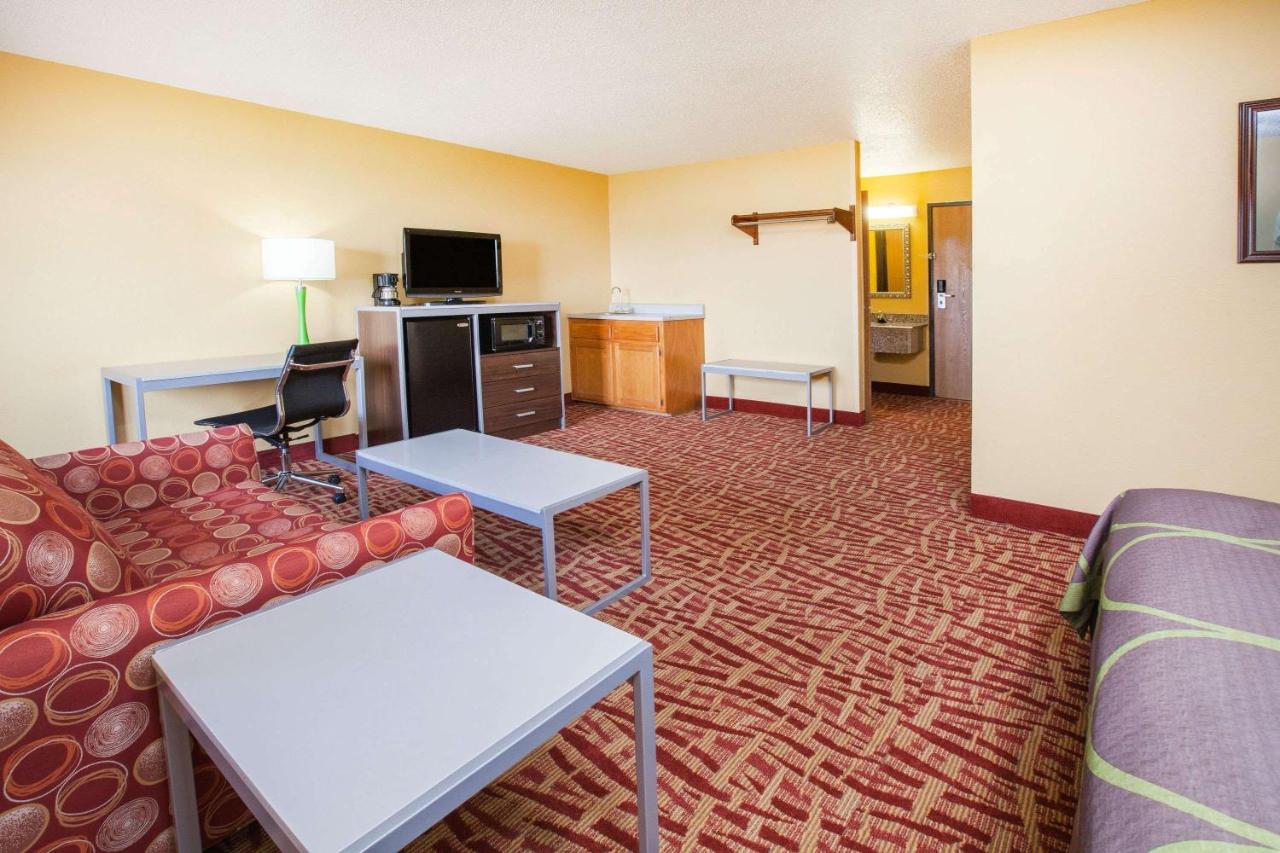 SK1 Deluxe King Suite at Super 8 by Wyndham Van Buren/Ft. Smith Area