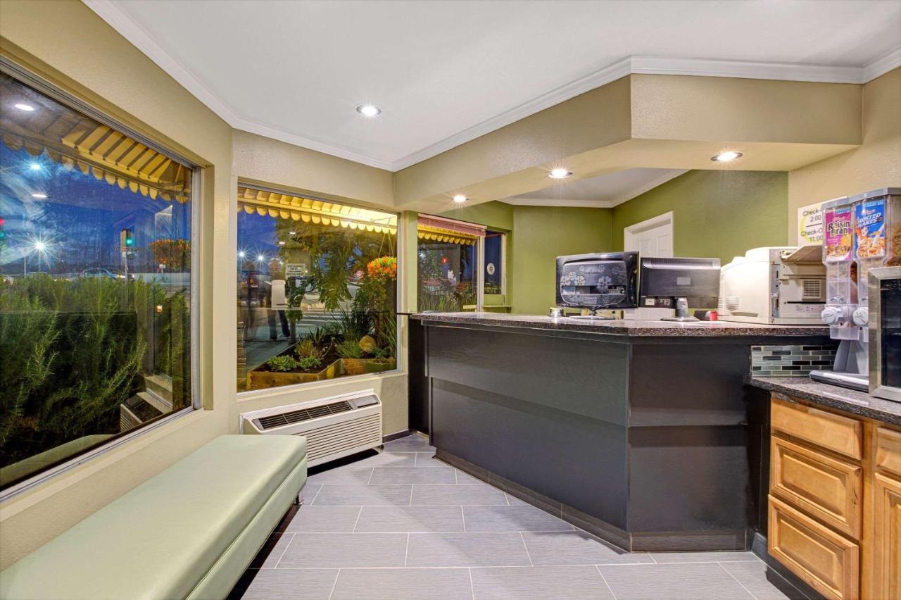 | Super 8 by Wyndham Santa Cruz/Beach Boardwalk East