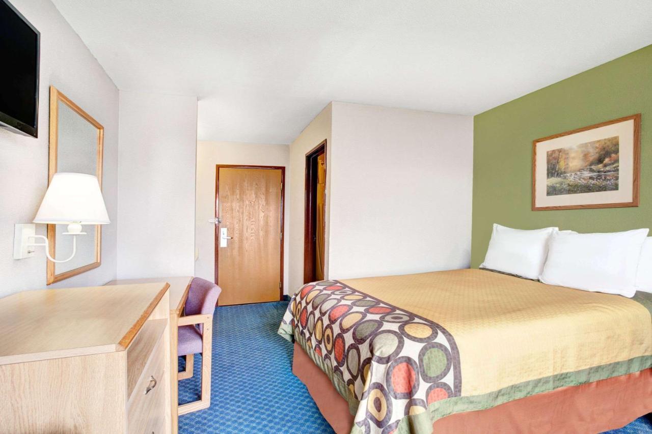 | Super 8 by Wyndham West Memphis