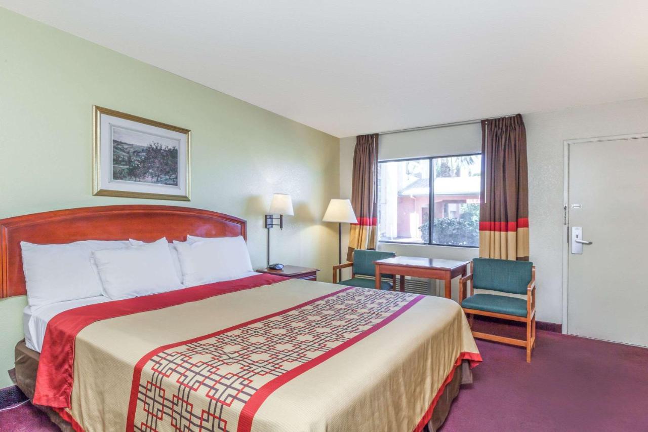  | Super 8 by Wyndham Bakersfield/Central