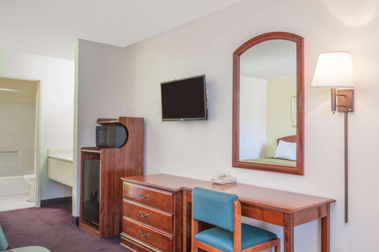  | Super 8 by Wyndham Bakersfield/Central