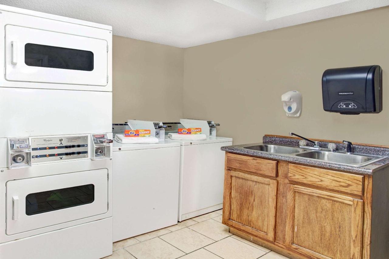 | Super 8 by Wyndham West Memphis