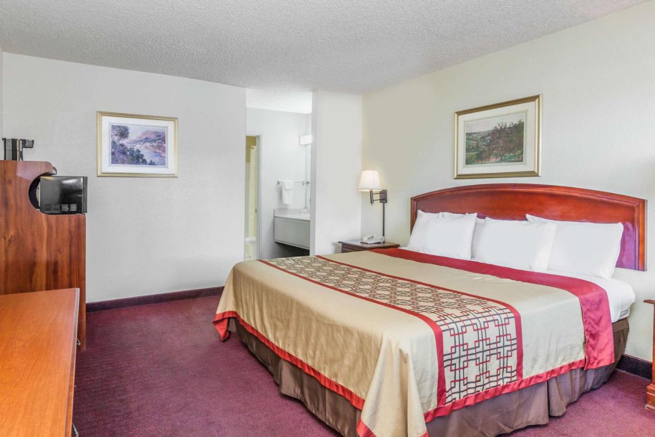  | Super 8 by Wyndham Bakersfield/Central