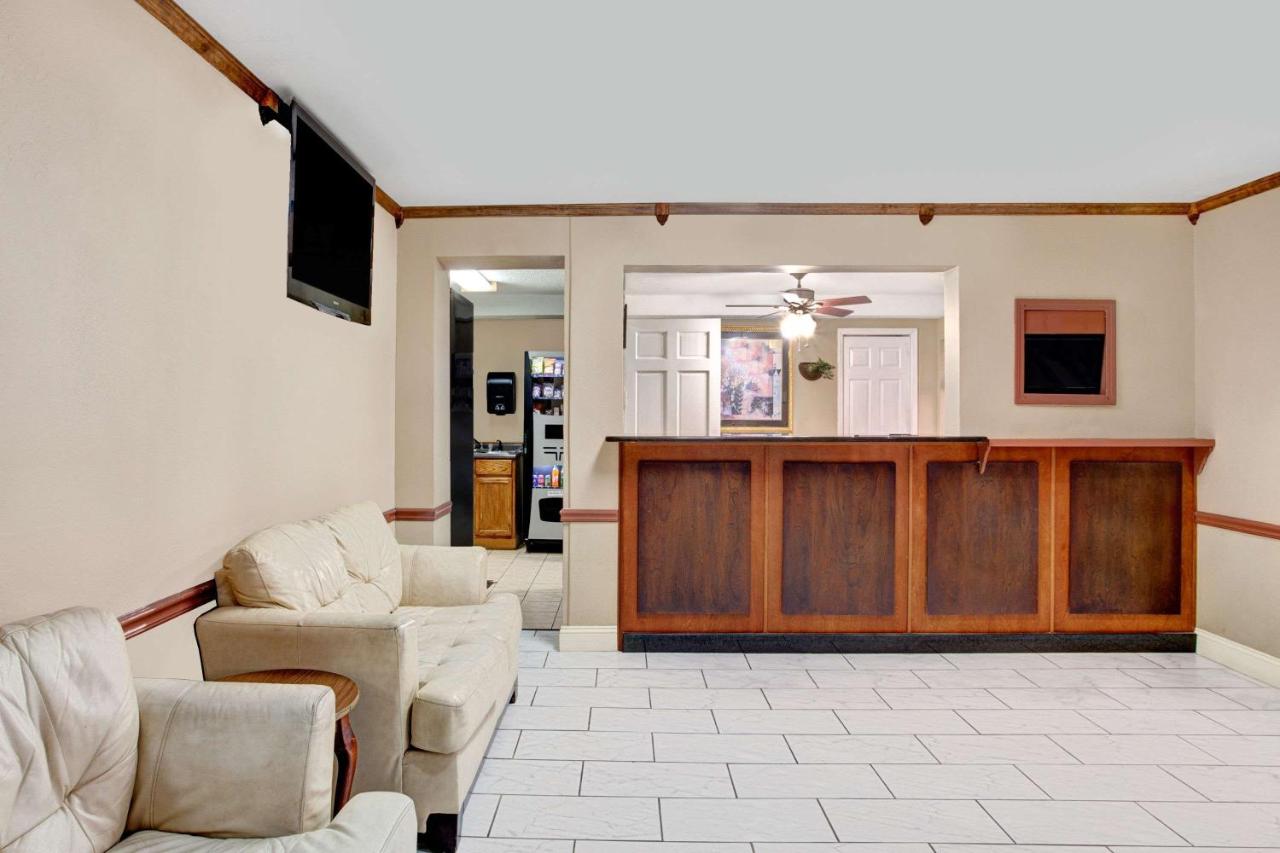 | Super 8 by Wyndham West Memphis