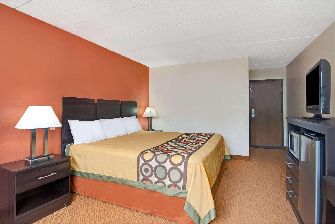 Deluxe King Room - Non-Smoking at Super 8 by Wyndham Stamford/New York City Area