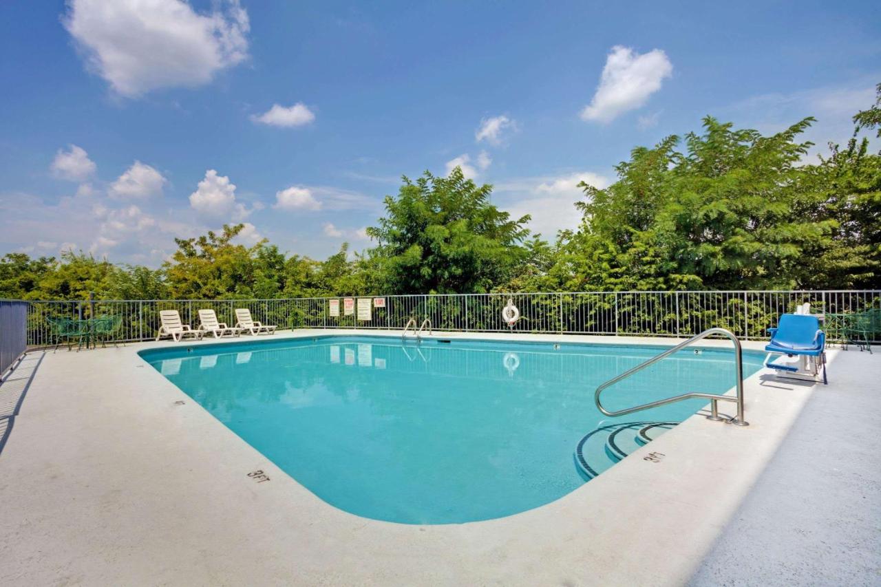 | Super 8 by Wyndham Nashville/ Dntn/ Opryland Area
