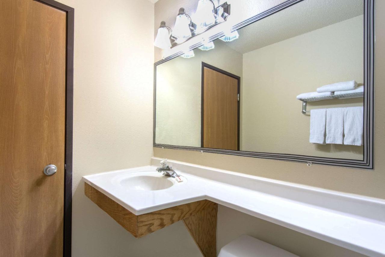 | Super 8 by Wyndham Youngstown/Austintown