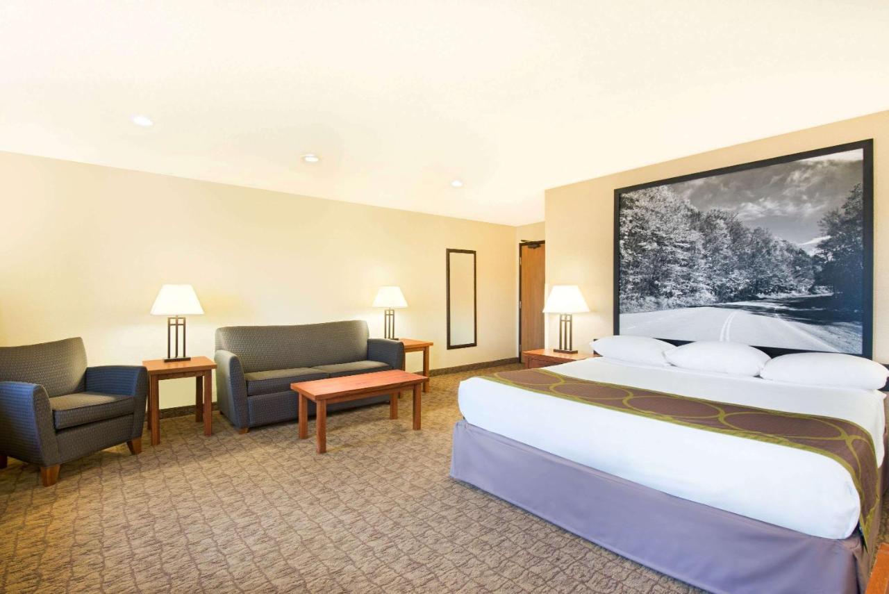 | Super 8 by Wyndham Ripley