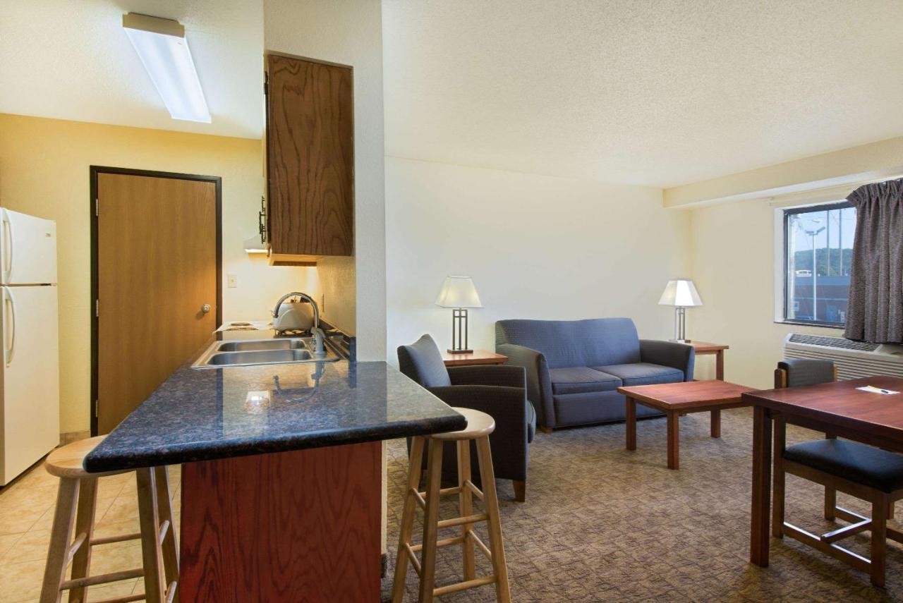 | Super 8 by Wyndham Ripley