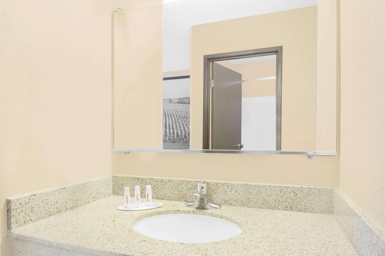 Double Room at Boarders Inn & Suites by Cobblestone Hotels - Waterloo/Cedar Falls