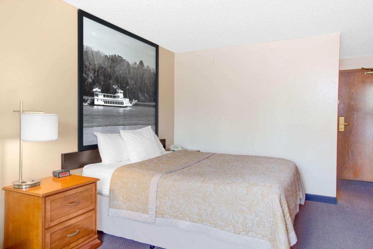Queen Room - Non-Smoking at Super 8 by Wyndham Clear Lake