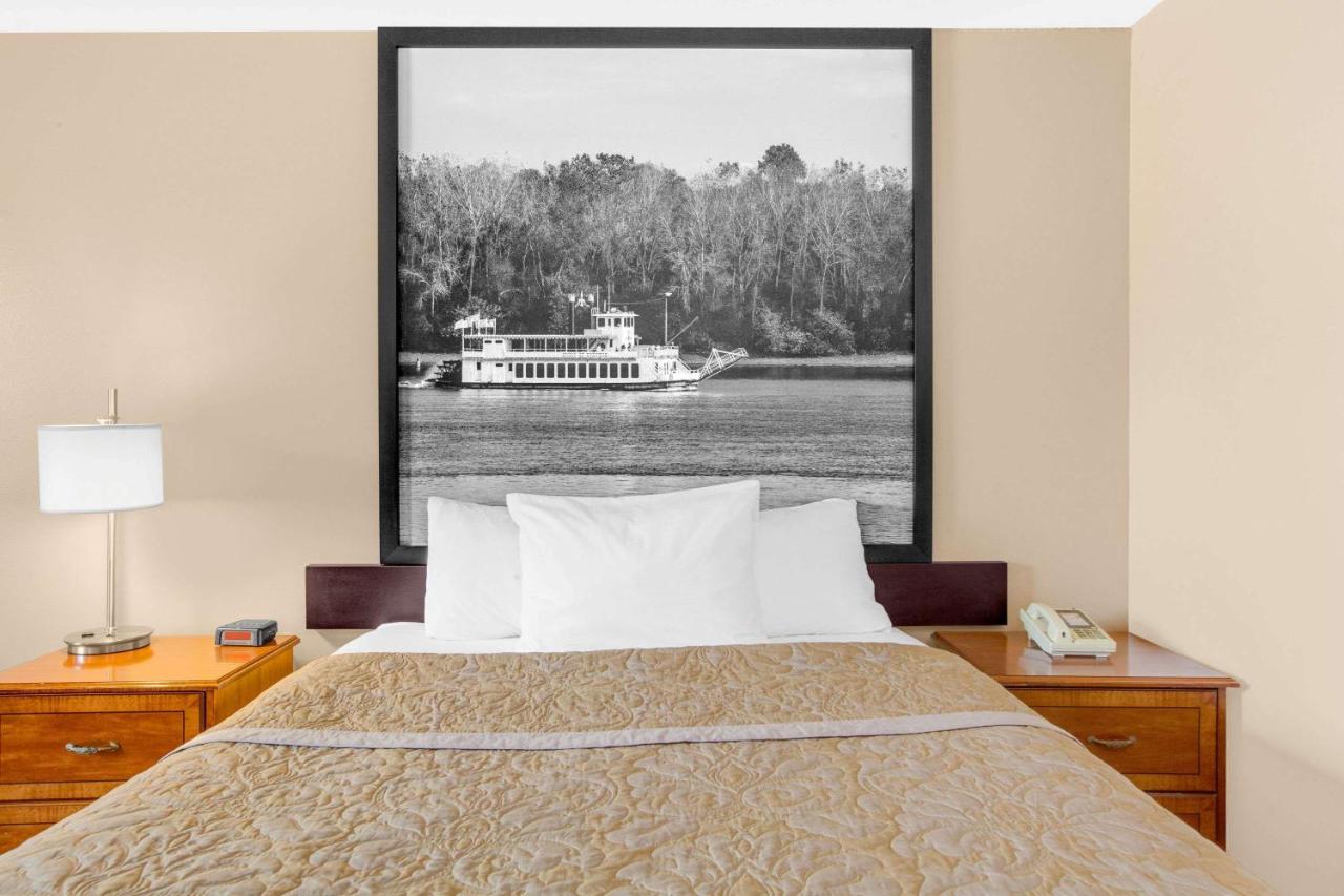 Queen Room - Non-Smoking at Super 8 by Wyndham Clear Lake