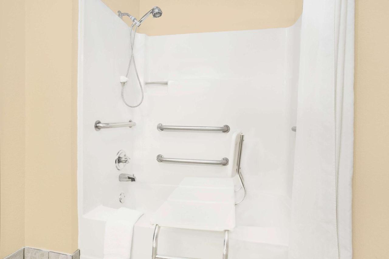 Double Room at Boarders Inn & Suites by Cobblestone Hotels - Waterloo/Cedar Falls