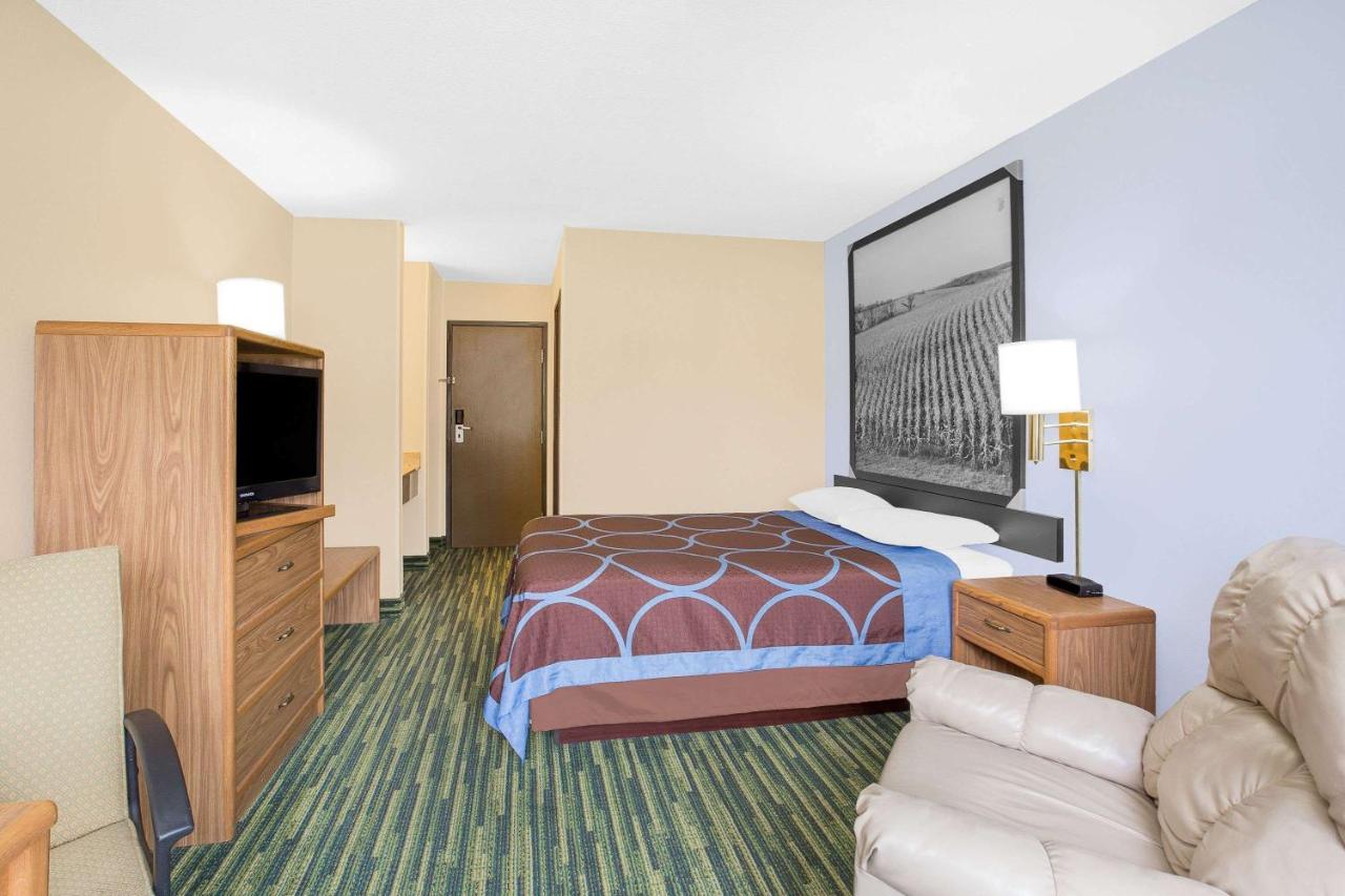 Queen Room - Non-Smoking at Boarders Inn & Suites by Cobblestone Hotels - Waterloo/Cedar Falls