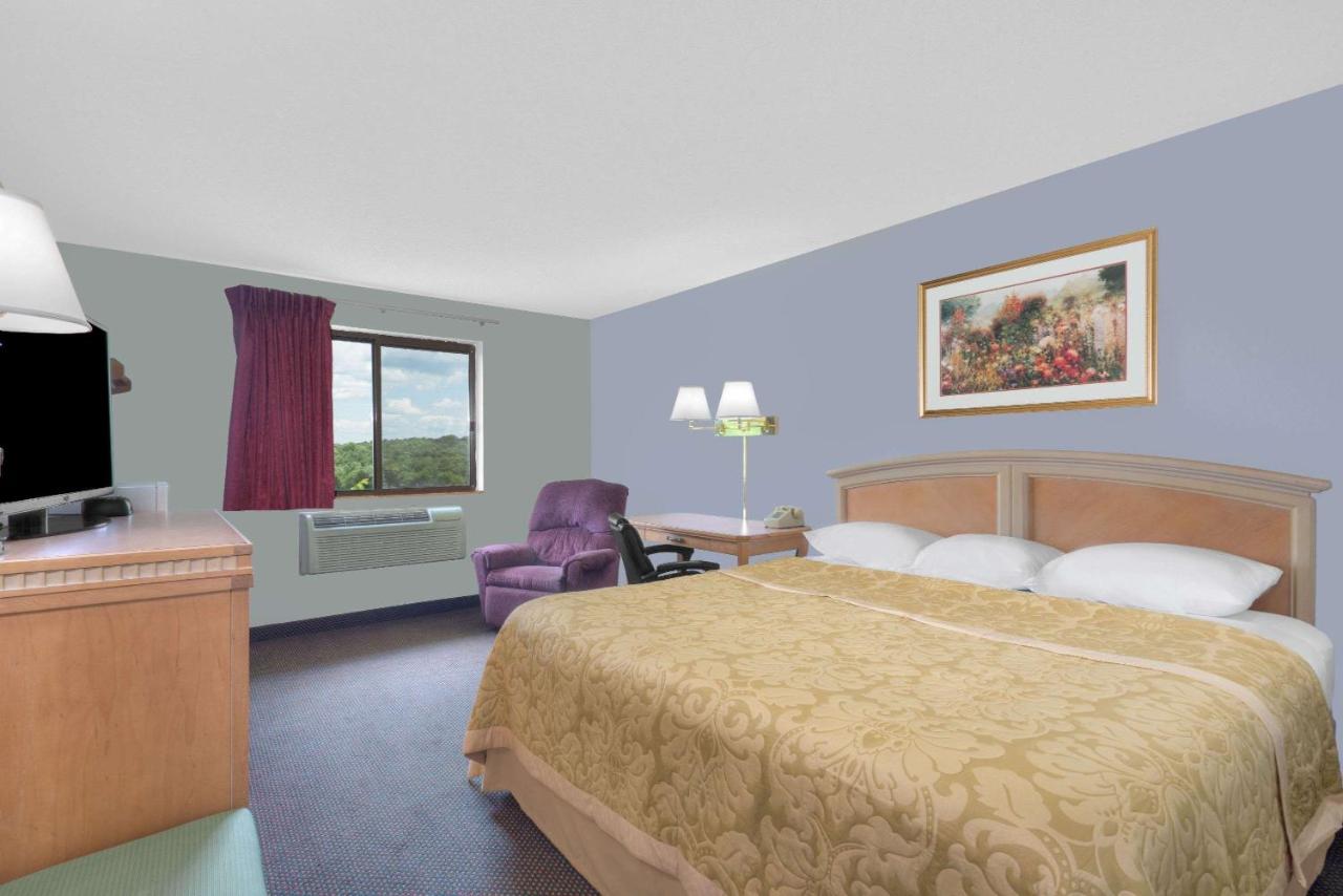 Queen Room - Mobility Access/Non-Smoking at Super 8 by Wyndham Augusta