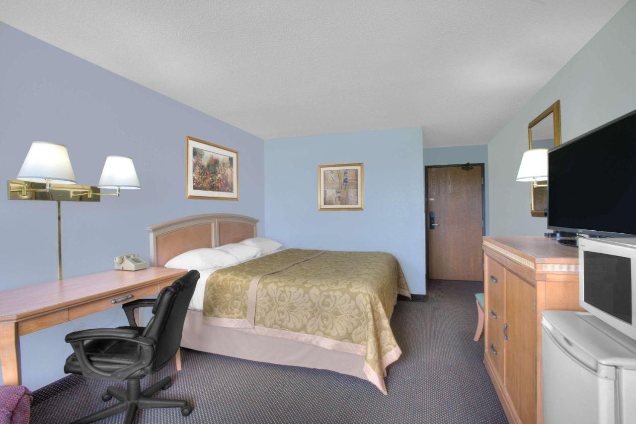 Queen Room - Mobility Access/Non-Smoking at Super 8 by Wyndham Augusta
