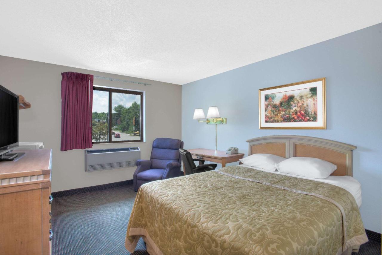 Queen Room - Mobility Access/Non-Smoking at Super 8 by Wyndham Augusta