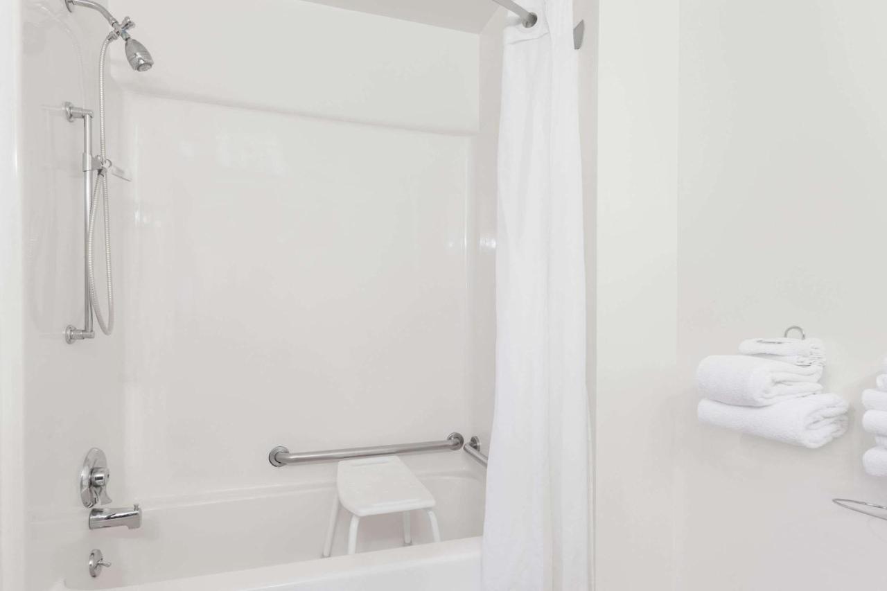 Queen Room - Disability Access/Non-Smoking at Super 8 by Wyndham Imlay City