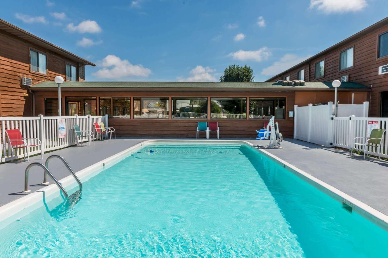 | Super 8 by Wyndham Lebanon