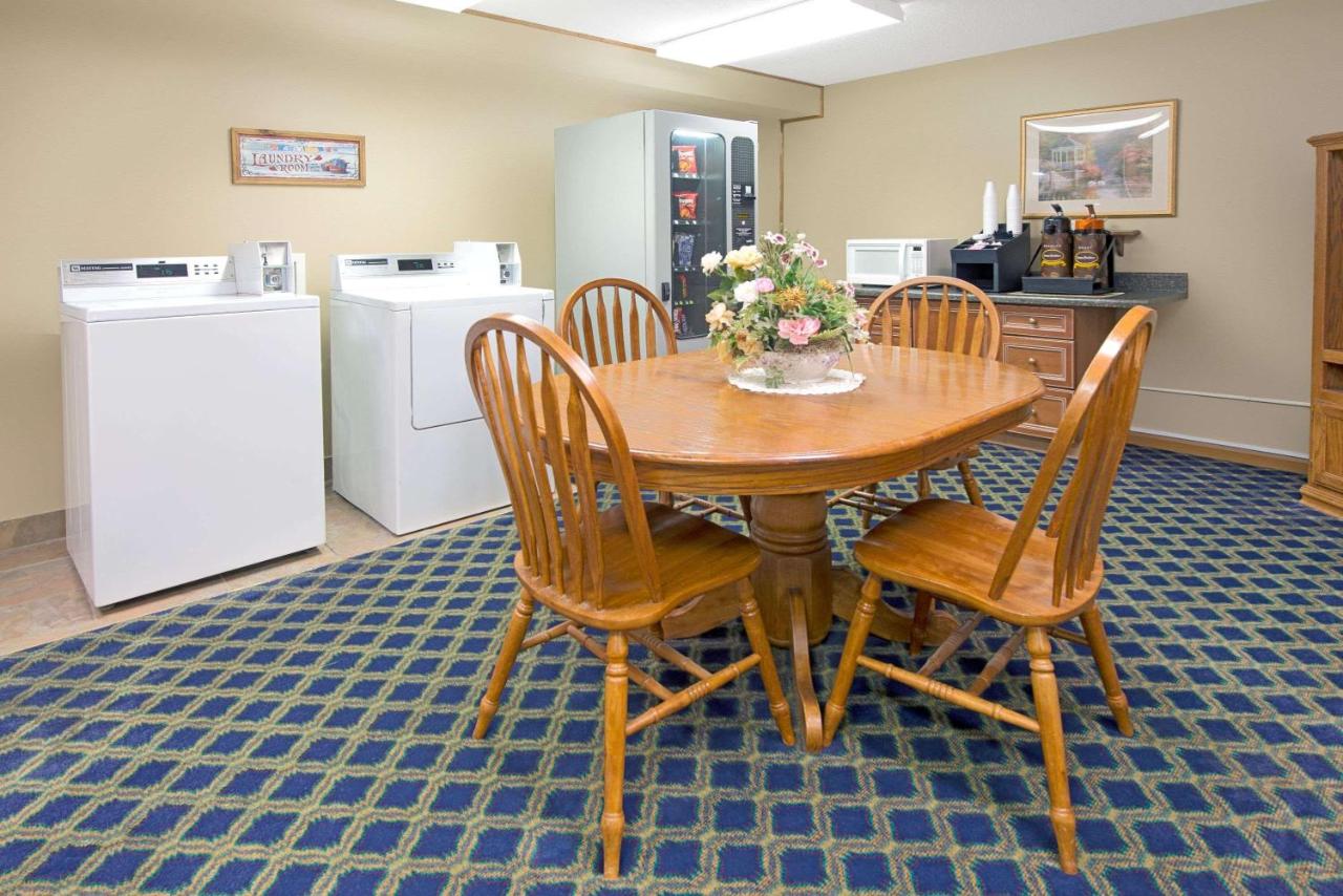  | Super 8 by Wyndham St. Clair MO