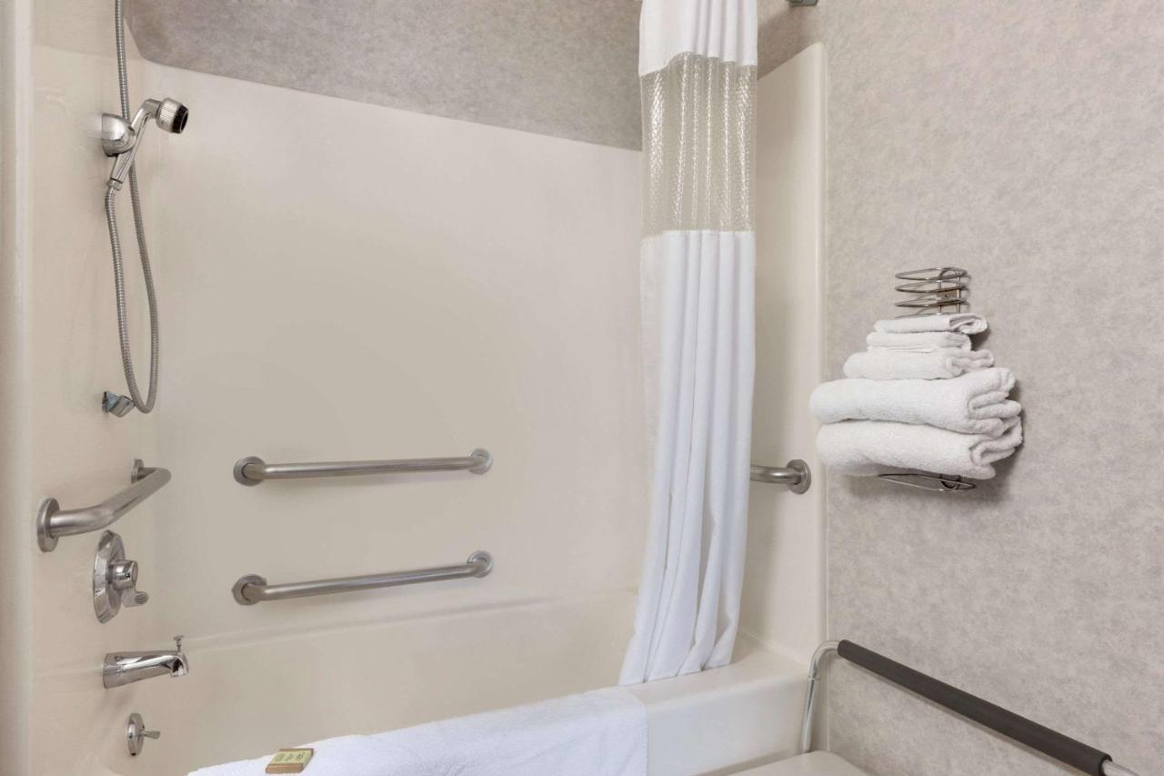  | Super 8 by Wyndham West Springfield/Route 5