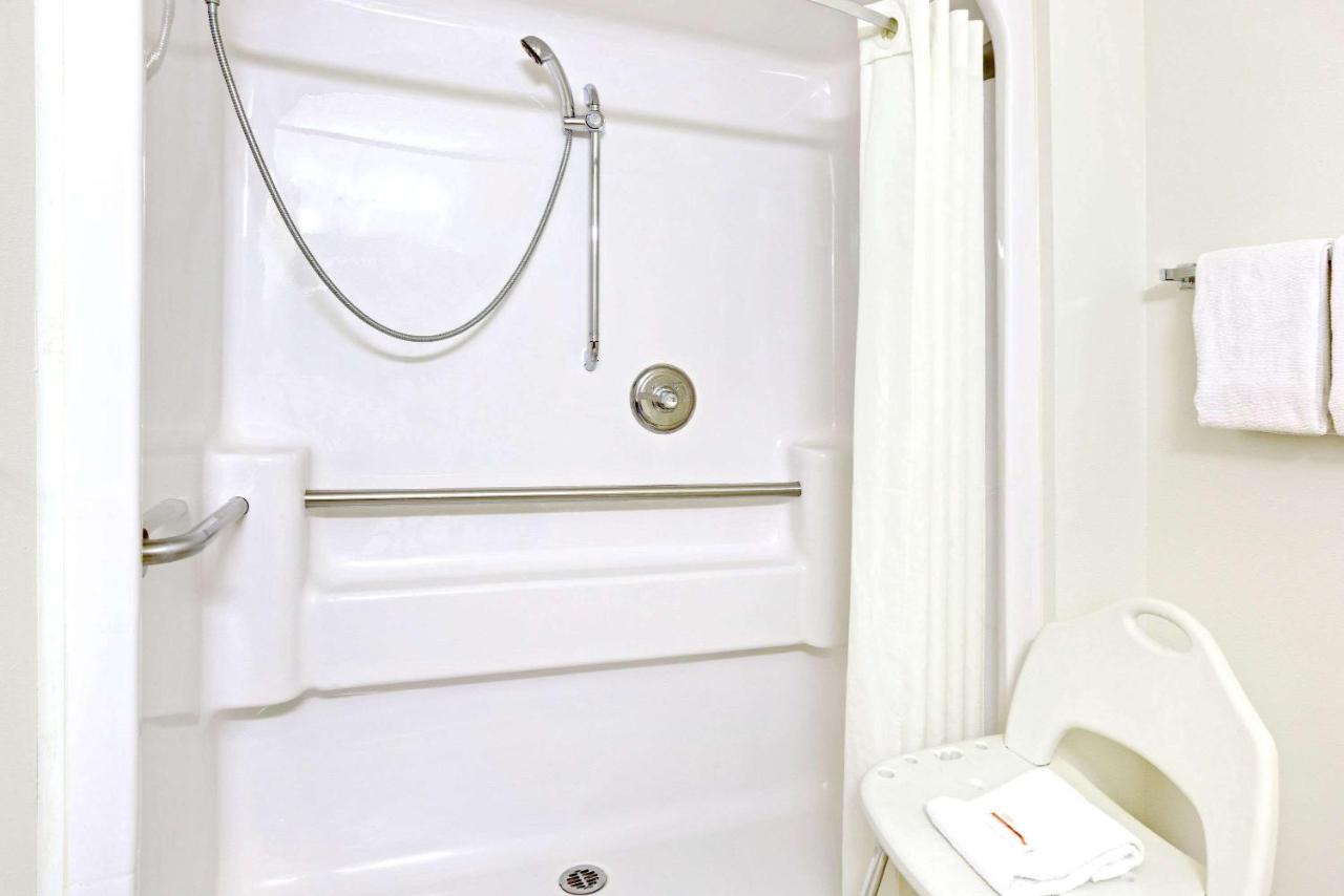 1 Queen Bed, Mobility Accessible Room, Bathtub w/ Grab Bars, Non-Smoking at Super 8 by Wyndham Aberdeen East