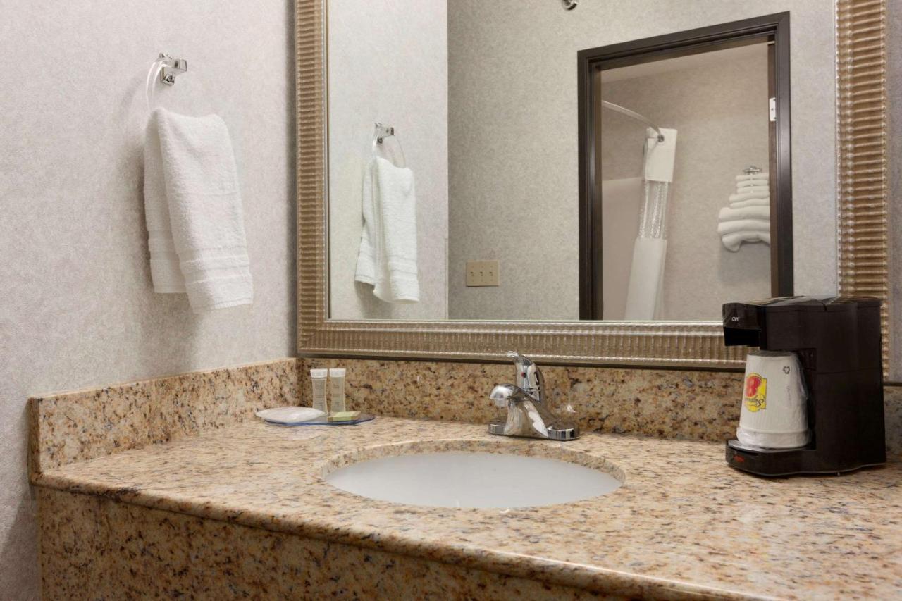 | Super 8 by Wyndham West Springfield/Route 5
