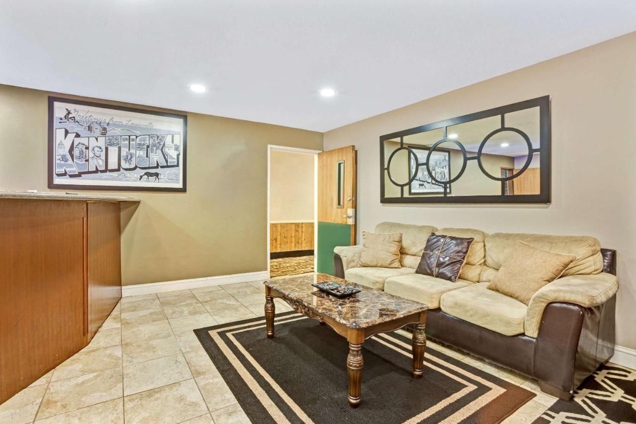 | Super 8 by Wyndham Louisville Airport