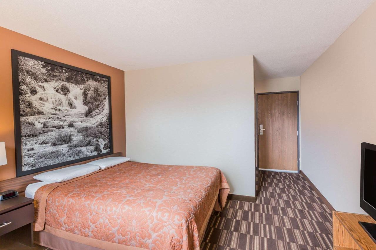 Queen Room - Disability Access/Non-Smoking at Super 8 by Wyndham Madison