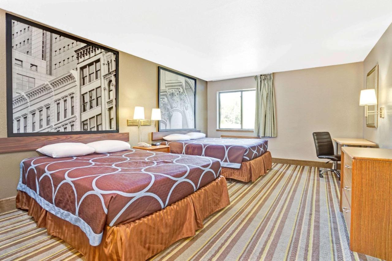 | Super 8 by Wyndham Louisville Airport
