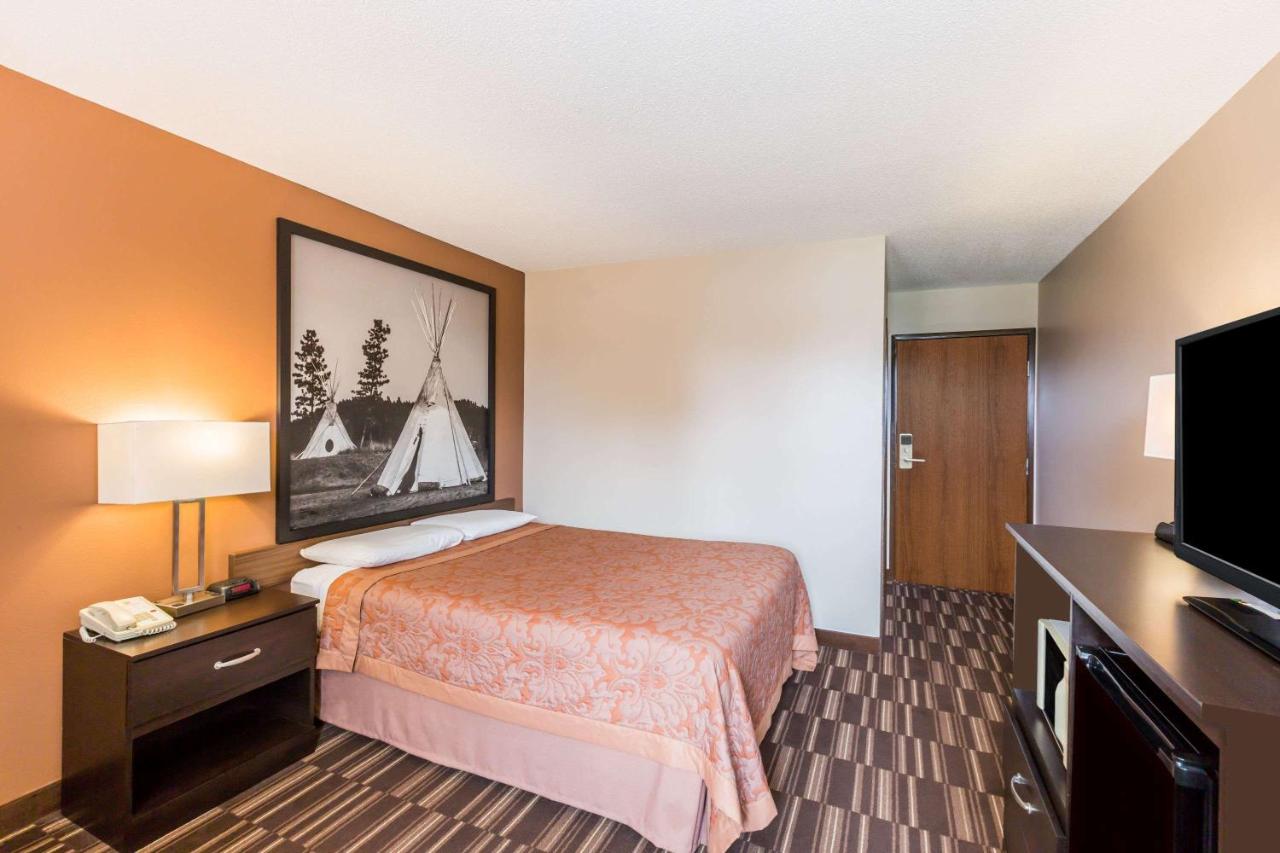 Queen Room - Disability Access/Non-Smoking at Super 8 by Wyndham Madison