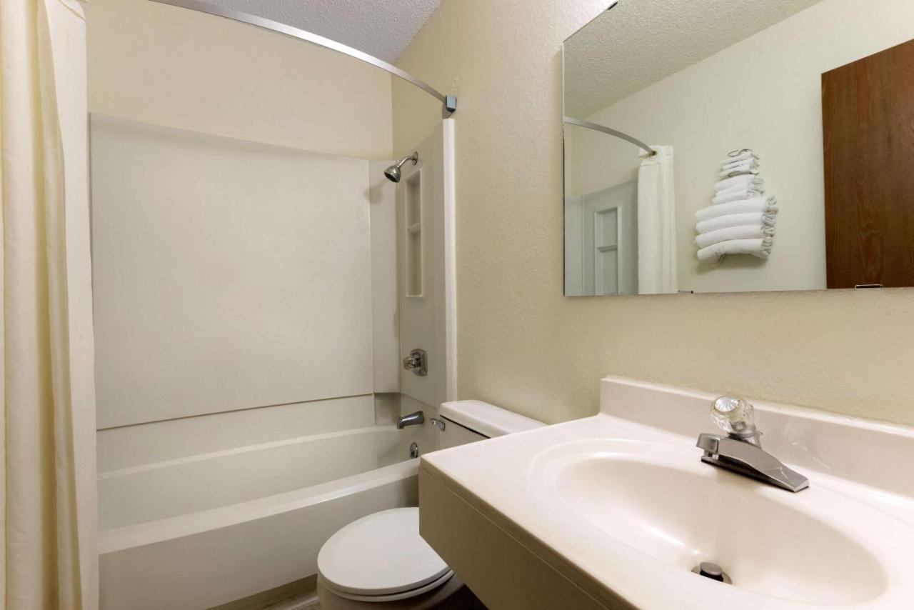 Deluxe King Suite at Super 8 by Wyndham Raton