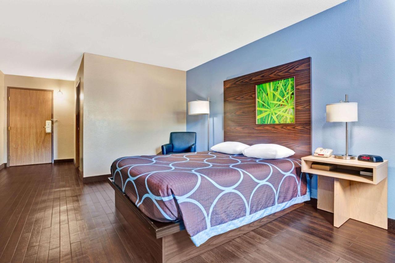 | Super 8 by Wyndham Louisville Airport